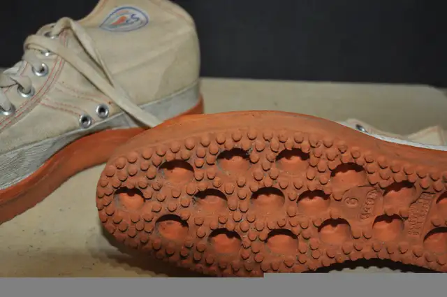 ACTON Wings Broomball sponge Sneakers shoes size 6 vintage Canad in Arts & Collectibles in Victoriaville - Image 7