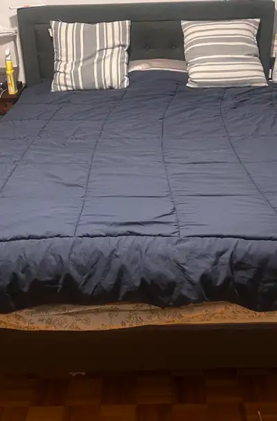 Lit taille Queen complet comprenant : • Tête de lit capitonnée en tissu gris foncé (élégante et conf...