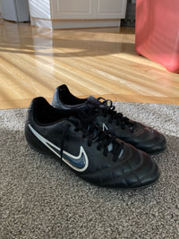 Barely Used Youth Nike Soccer Cleats Size 6Y/EUR35.5