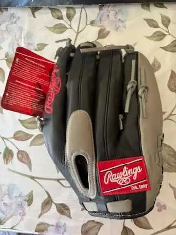 Baseball glove in Baseball & Softball in Norfolk County - Image 3