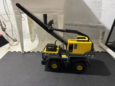 Tonka crane truck Solid metal old school construction Only used in-house, not a scratch on the paint...