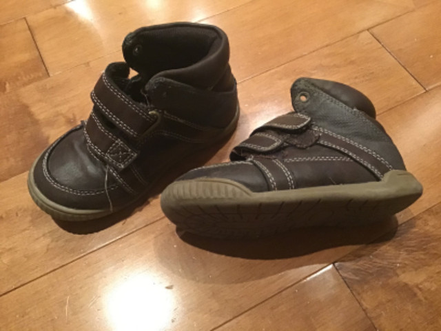 SIZE 7 BROWN VELCRO LEATHER BOOT in Clothing - 2T in Peterborough