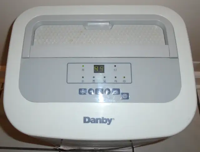 Danby dehumidifier in Heaters, Humidifiers & Dehumidifiers in City of Halifax - Image 3