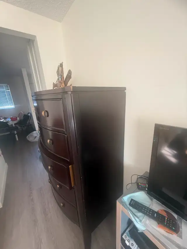 Dresser 5-Drawer Dark Brownstone Furniture in Dressers & Wardrobes in Calgary - Image 4