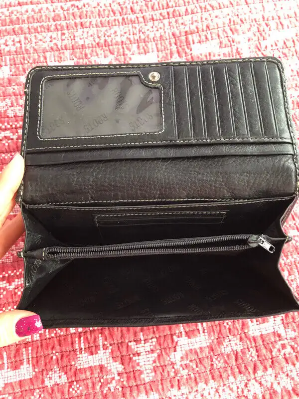 Brand New Genuine Leather Roots Wallet $100 in Women's - Bags & Wallets in City of Toronto - Image 4