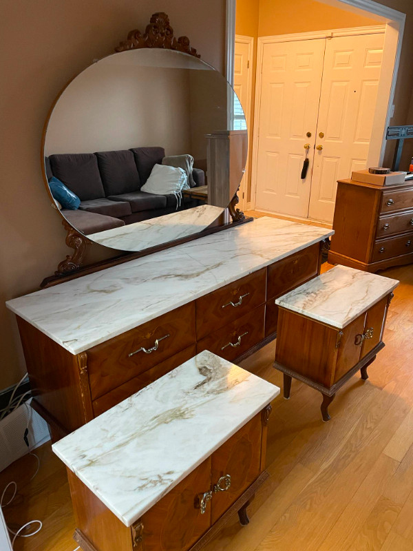 Antique Dresser with Large Mirror in Dressers & Wardrobes in City of Toronto - Image 2
