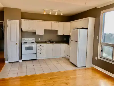 - Luxury condo , 1326sqft, corner unit. huge living area with a beautiful view - 2 large size bedroo...