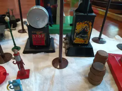 Here's a lot of 25 pieces, Lionel Train from days gone by. Picked up in NY State a dozen years ago -...