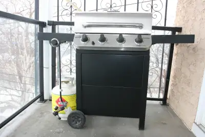 5 Burner Propane BBQ 4 Main plus 1 Side burner. Stainless Steel top Black steel cabinet Grills: Cast...