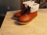WOMENS  WINTER  BOOTS -  BOTTES