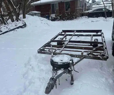 Remorque artisanale utilitaire. Pneus en bon état. Un pneu de rechange.