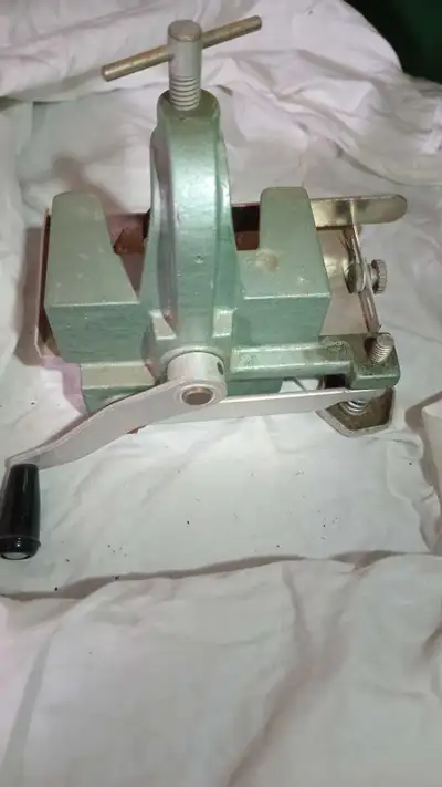 This is a used Harry M. Fraser Model 500 vise, perfect for detailed work. It's in good working condi...