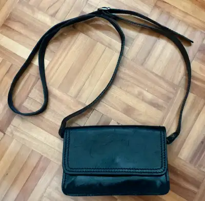 Petit sac à main noir en cuir véritable de la marque Aldo collection. Dimension : 5 X 7 pouces. La g...