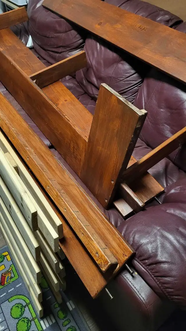 Base de lit queen en bois. in Beds & Mattresses in Sherbrooke - Image 4