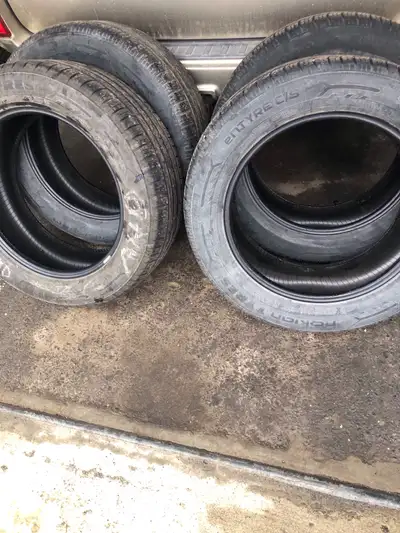 Pneus d’été Nokian, 255 55R19. Étaient sur un Toyota Highlander. Un des 4 a besoin d’une patch mais...