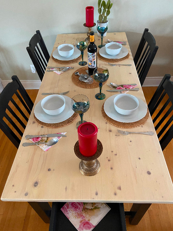 Table and chairs dans Mobilier de salle à manger et cuisine  à Ouest de l’Île - Image 3