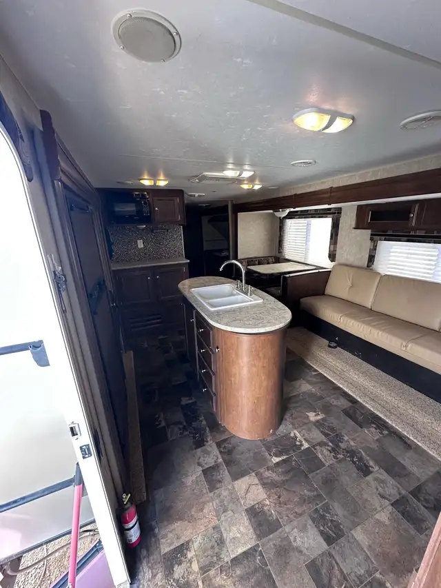 2014 Venture Sporttrek 320VIK *sale pending* in Travel Trailers & Campers in Regina - Image 6