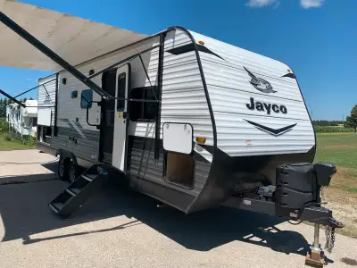 2022 Jayco Jayflight 267BHS Travel Trailer Features include Large 2 door 12 volt refrigerator, 3 bur...