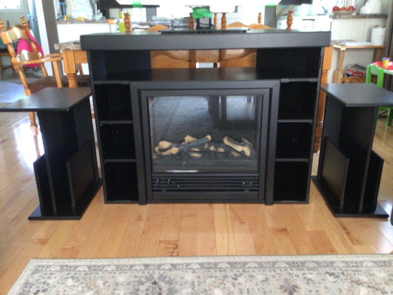 Un Meuble télé avec foyer électrique et 2 tables d'appoint Meubles de