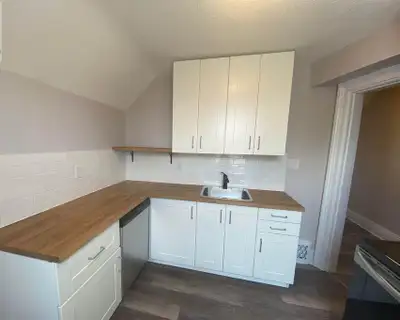 2 bedroom upper floor apartment for rent in Brantford (two bedrooms , kitchen and washroom) Availabl...