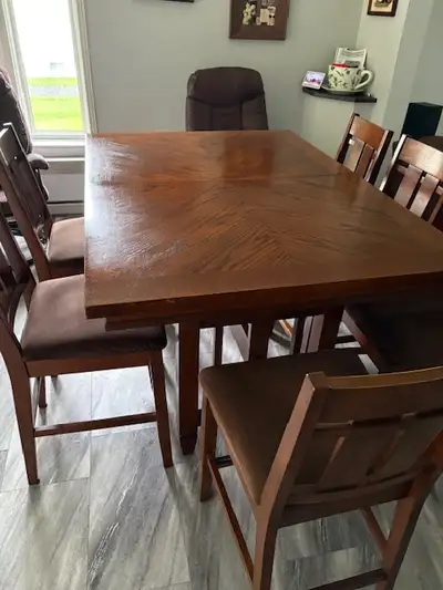 belle table Bistro avec 6 chaises mesures 42 x 60 par 36 pouces de haut rallonge qui donne 18 pouces...