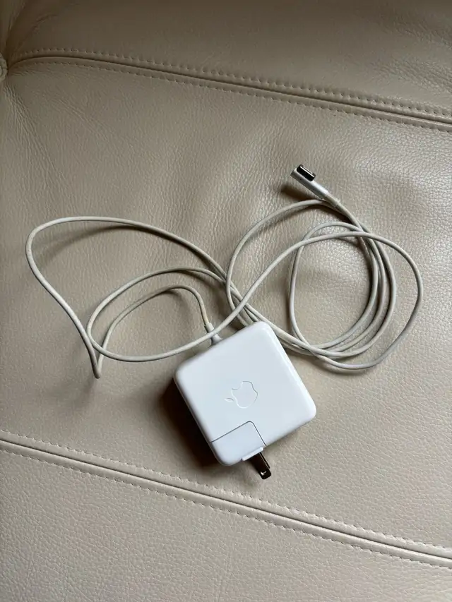 Apple 45W MagSafe Power Adapter in Laptop Accessories in City of Toronto - Image 2