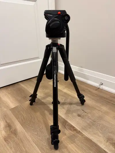 Tripod and fluid head works perfectly fine. Pick up in East Gwillimbury/Newmarket/Aurora.