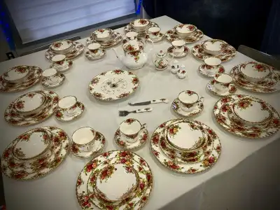 Old Country Roses 90 piece dish set in amazing condition!!, View more