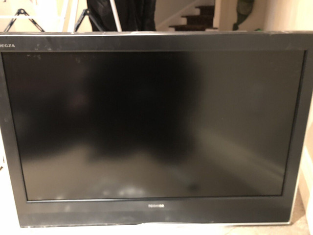 37 inch LCD Toshiba TV with wall mount -70$ dans Téléviseurs  à Ville de Montréal - Image 3