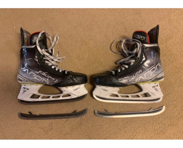 Bauer Vapor Hyperlite skates size 10EE. Very good condition in Hockey in Thunder Bay