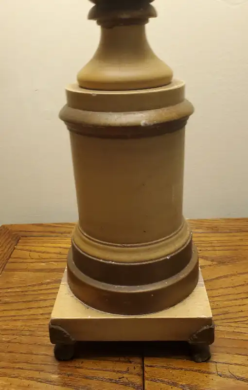 VINTAGE CARVED WOOD TABLE LAMP in Arts & Collectibles in City of Toronto - Image 8