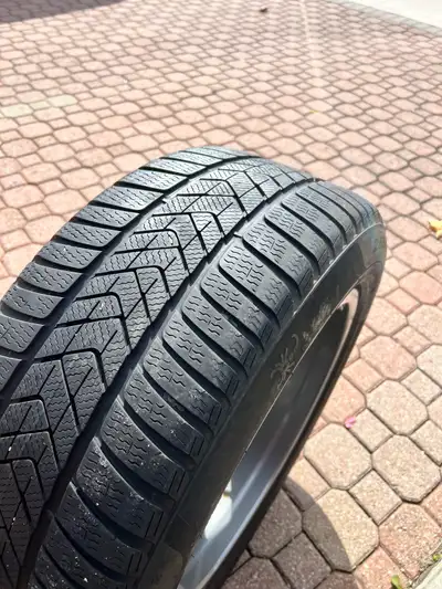 Original BMW X5 Scorpion Winter Run flat tire with alloy rims. Tire 265/50 R19 Rims E 9Jx19 H2