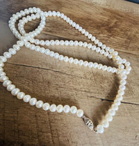 Fine faux pearl necklace 
