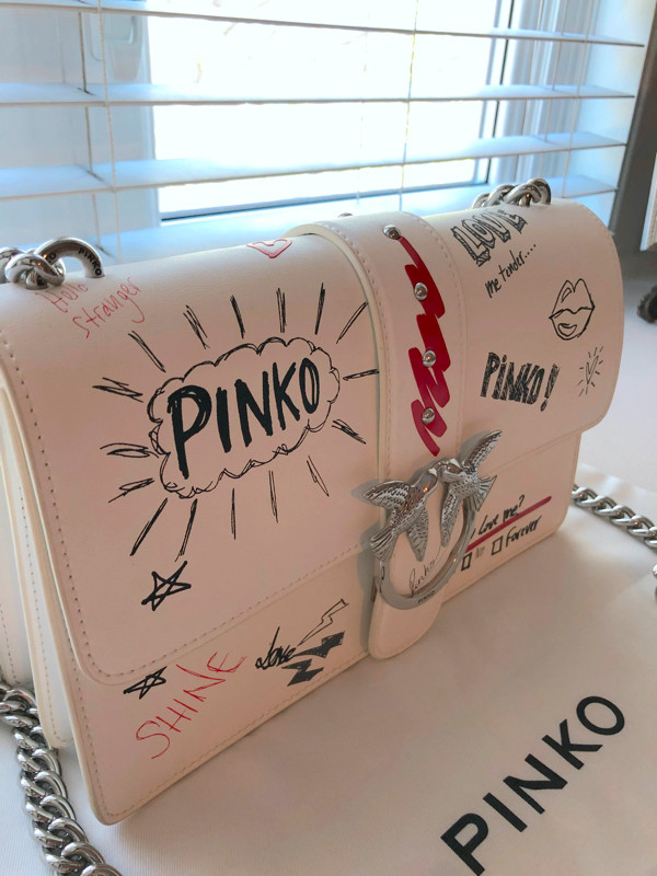 Designer PINKO "LOVE Bag Graffiti" leather - new condition dans Femmes - Sacs et portefeuilles  à Ville de Montréal - Image 3