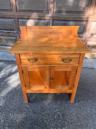This antique St. Lawrence Furniture wash stand from the late 1920’s - mid 30’s, measuring 30 inches...