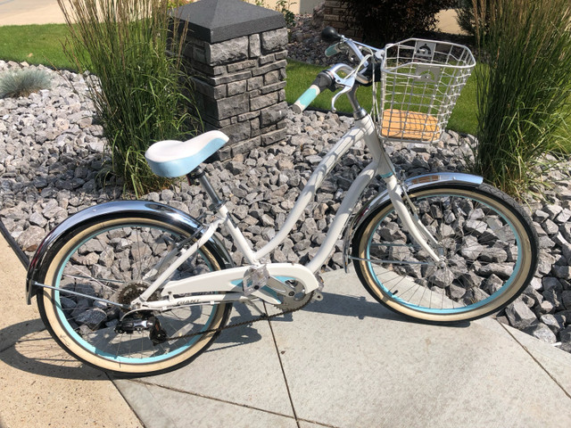 Reduced- Suede Giant Cruiser Bicycle  in Cruiser, Commuter & Hybrid in Edmonton