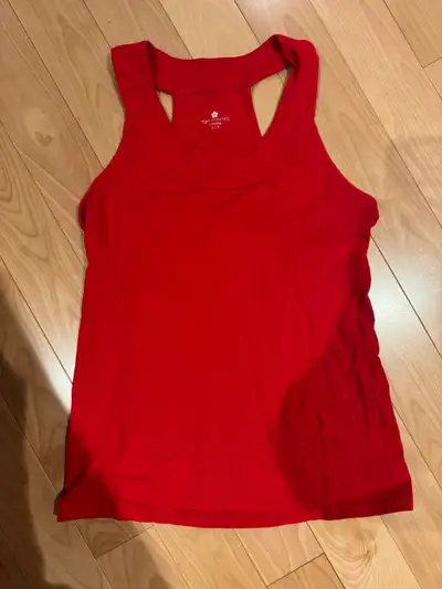 Used a couple of time, like new! Size: S Brand: Tuff Athletics Pickup available in Ville Saint Laure...