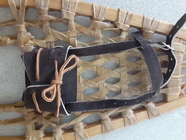 SUPERBE PAIRE DE RAQUETTE A NEIGE VINTAGES EN BABICHES ET BOIS in Arts & Collectibles in Laval / North Shore - Image 4