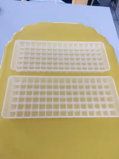 2 BACS NEUFS SILICONE DE MINI-GLACONS$5.00+1 PRESSE-ORANGE $5.00, View more