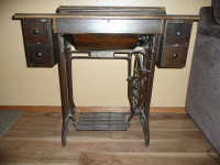 ANTIQUE SINGER SEWING MACHINE AND CABINET