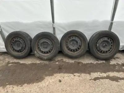 185/65/15 Michelin defender t+h (2x6/32 et 2x7/32) Sur jante 4x100 Était sur Kia Rio 2013 Les 4 pour...