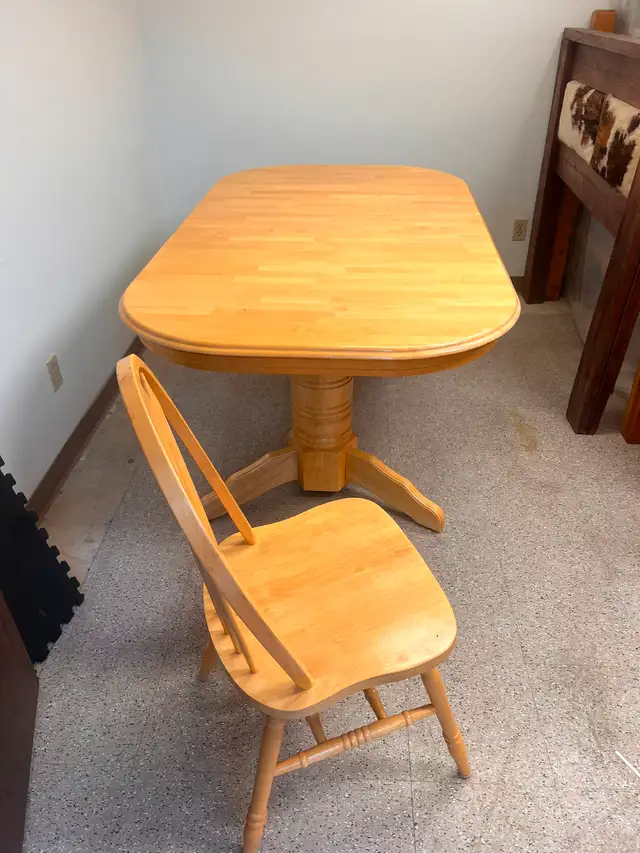 Solid Wood Pedestal Dining Table and Chairs63735876898563120