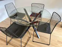 Table en verre et 4 chaises 