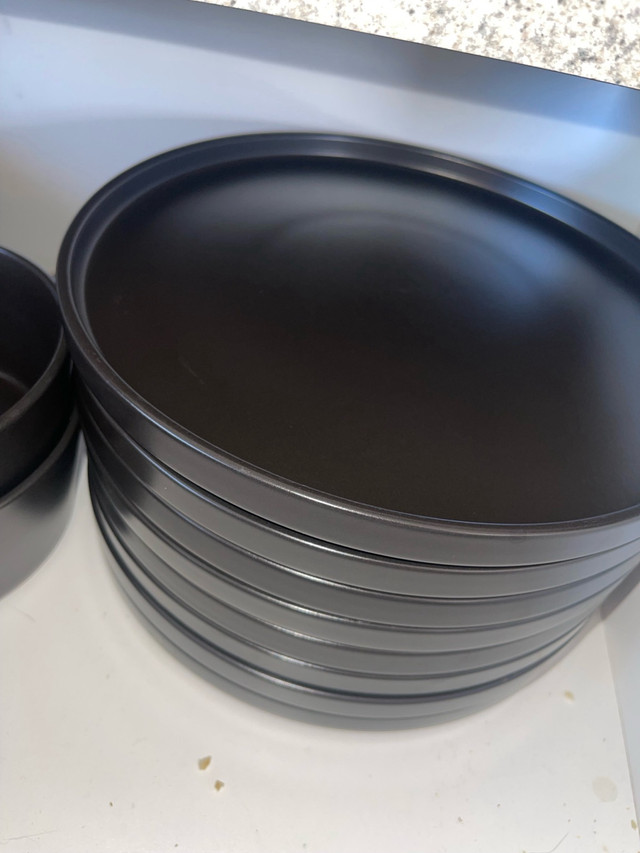 set de vaisselle noir dans Vaisselle et articles de cuisine  à Longueuil/Rive Sud - Image 2
