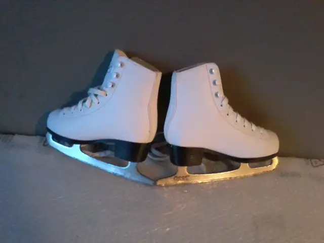 Patins à glace femme (2 pres X 9-9.5/3 pres X 9.5-10)/$40.00 pre in Skates & Blades in City of Montréal - Image 10