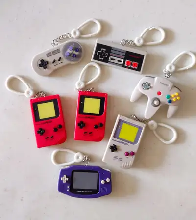 Je vends plusieurs porte-clés rétro inspirés Nintendo Parfaits pour les collectionneurs, les fans de...