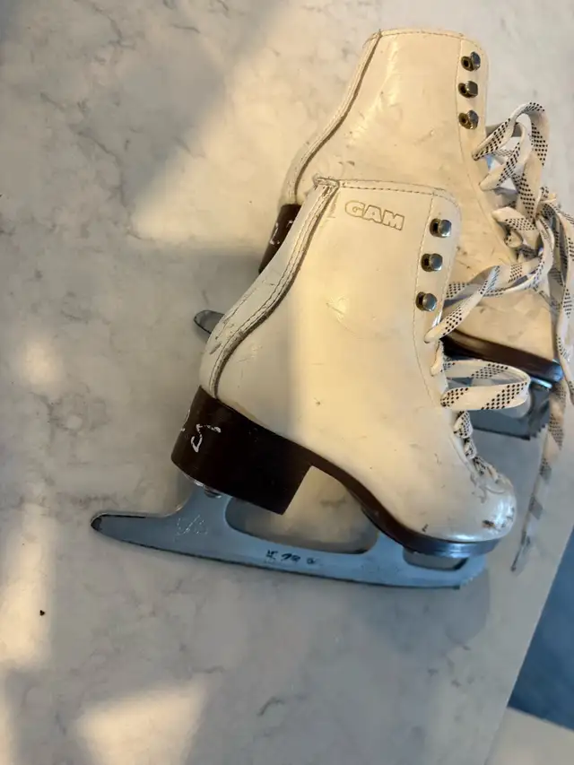 girls skates size 12.5 in Skates & Blades in Guelph - Image 3