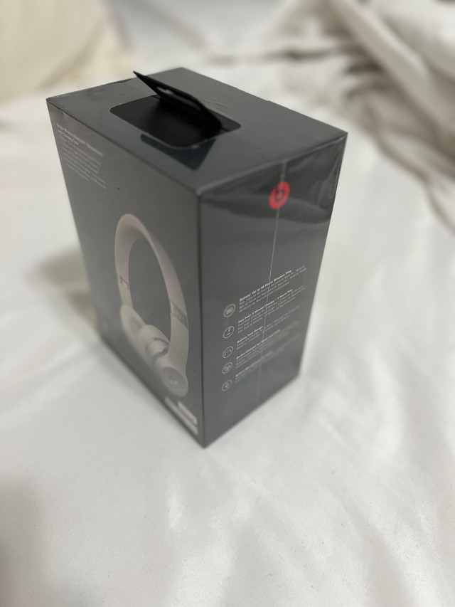 Brand new Beats by Dre solo 3 Silver colour - brand new  in Headphones in City of Halifax - Image 3