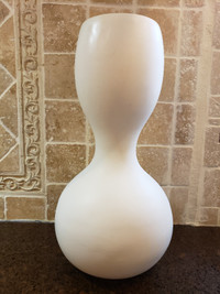 Grand pot décoratif  / Tall decorative vase.