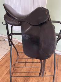 Collegiate dressage saddle 